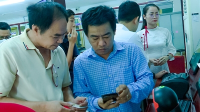 Phường Nha Trang đẩy mạnh tuyên truyền, hướng dẫn người dân sử dụng các dịch vụ số